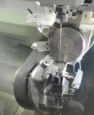 Multi-Axis-CNC-EDM für kleine Bohrlöcher Sjd706 Weiterentwickelte Metallbohrverfahren