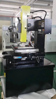 Metall-EDM-Lochbohrung 703c mit Z-Achsen-Servoantrieb Linearsteuerung und Anpassung