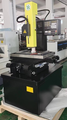 Metall-EDM-Lochbohrung 703c mit Z-Achsen-Servoantrieb Linearsteuerung und Anpassung