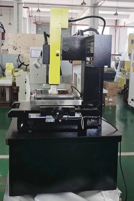 Metall-EDM-Lochbohrung 703c mit Z-Achsen-Servoantrieb Linearsteuerung und Anpassung