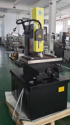 Metall-EDM-Lochbohrung 703c mit Z-Achsen-Servoantrieb Linearsteuerung und Anpassung