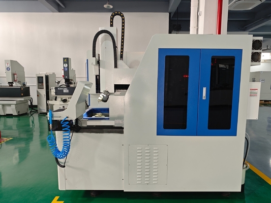SJD706 Hochpräzisions-Sechs-Achsen-CNC-EDM-Kleinbohrmaschine für Turbinenblätter-Kühlfilmburen