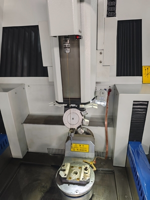 SJD706 Hochpräzisions-Sechs-Achsen-CNC-EDM-Kleinbohrmaschine für Turbinenblätter-Kühlfilmburen