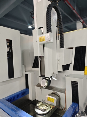 SJD706 Hochpräzisions-Sechs-Achsen-CNC-EDM-Kleinbohrmaschine für Turbinenblätter-Kühlfilmburen