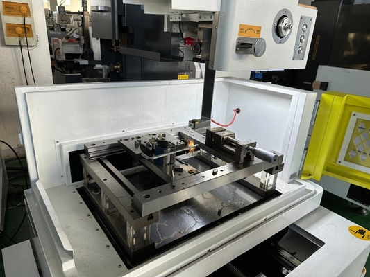 CNC-Maschine zum Schneiden von Funken mit Servomotor und elektrischer Entladung D320c