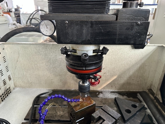 Metall 3-Achsen CNC elektrische Entladung Die Sinker EDM300H mit Spiegelfunktion Bearbeitung