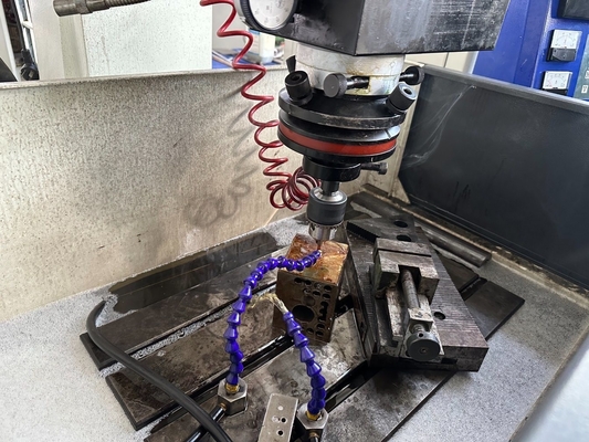 Metall 3-Achsen CNC elektrische Entladung Die Sinker EDM300H mit Spiegelfunktion Bearbeitung