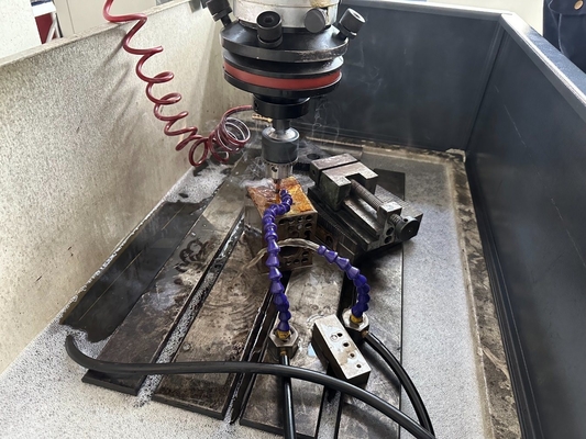 Metall 3-Achsen CNC elektrische Entladung Die Sinker EDM300H mit Spiegelfunktion Bearbeitung
